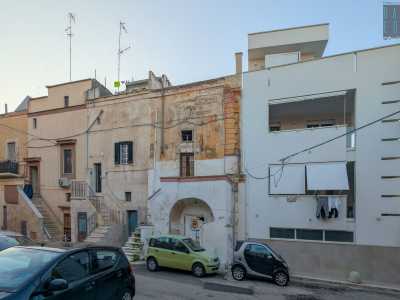 Il prospetto che d� su piazza Castello rende bene l�idea delle trasformazioni del castello. Se all�estremo sinistro resiste ancora il torrione dell�XI secolo, la parte centrale � suddivisa in tre parti trasformate in abitazioni. Mentre a destra al posto di un�altra torre troviamo un moderno edificio residenziale